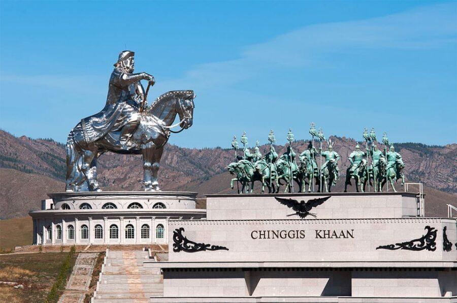 Ulaanbaatar: Chinggis Khan Statue and National Park Day Trip - Töv ger lunch: Mongolian comfort food in a traditional setting