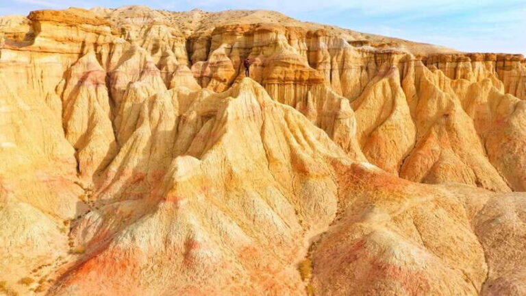 Visit Great Gobi attractions in 3 day /Full adventure - Day 1 in Dundgovi: Chinggis Khaan statue and Baga Gazariin Chuluu